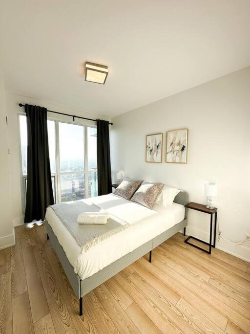 Elegant Suites - City Views, Lake View, Free Parking 多伦多 外观 照片