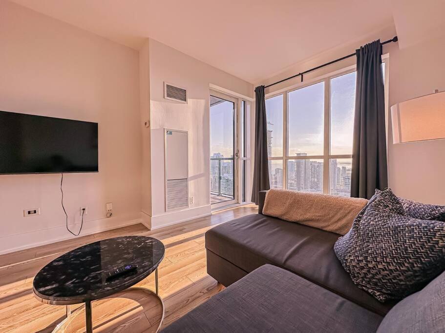 Elegant Suites - City Views, Lake View, Free Parking 多伦多 外观 照片