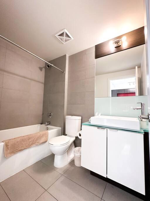 Elegant Suites - City Views, Lake View, Free Parking 多伦多 外观 照片
