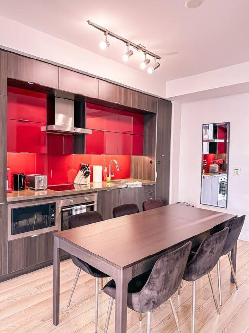 Elegant Suites - City Views, Lake View, Free Parking 多伦多 外观 照片